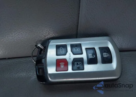 2015 Toyota Sienna Xle Premium 8 Passenger z USA, uszkodzony, nr VIN 5TDYK3DC2FS593269